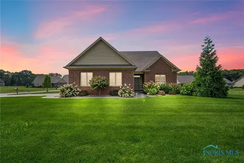 902 Pine Valley Dr, Bowling Green, OH 43402