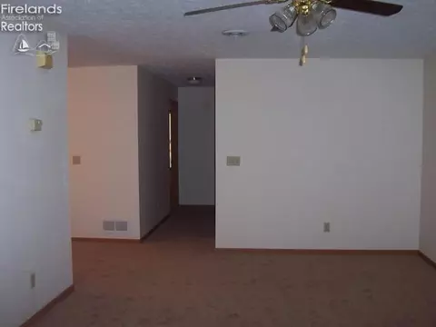 21 Ridgewood Dr, Willard, OH 44890 photo 6