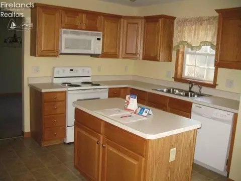 232 Nathan Dr, Clyde, OH 43410 photo 8