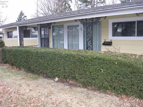 311 Forest Hills Dr, Huron, OH 44839 photo 2