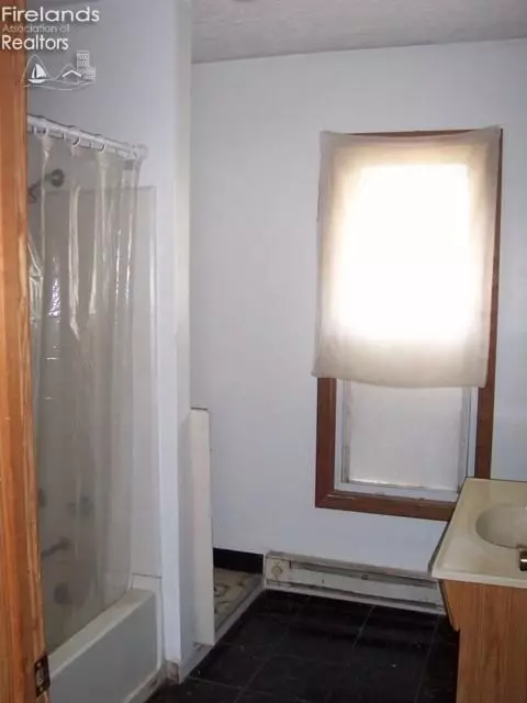 231 Spring St, Willard, OH 44890 photo 8