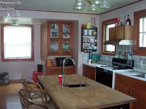 231 Spring St, Willard, OH 44890 photo 2