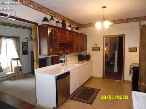 223 E Laurel St, Willard, OH 44890 photo 6