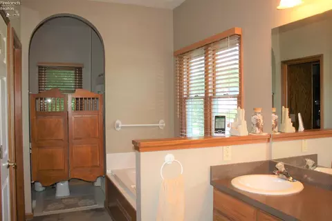 650 Alexis Dr, Elyria, OH 44035 photo 16