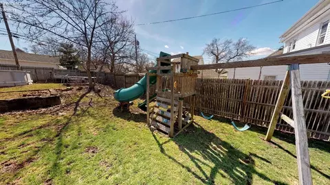 213 W Pearl St, Willard, OH 44890 photo 4