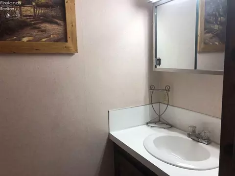 506 Clark St, Willard, OH 44890 photo 8