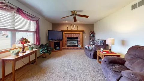 807 Armstrong St, Willard, OH 44890 photo 9