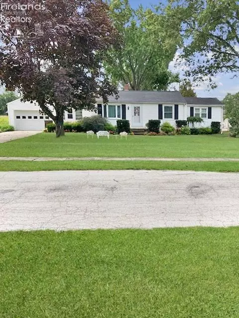 240 E Cherry St, Clyde, OH 43410 photo 1