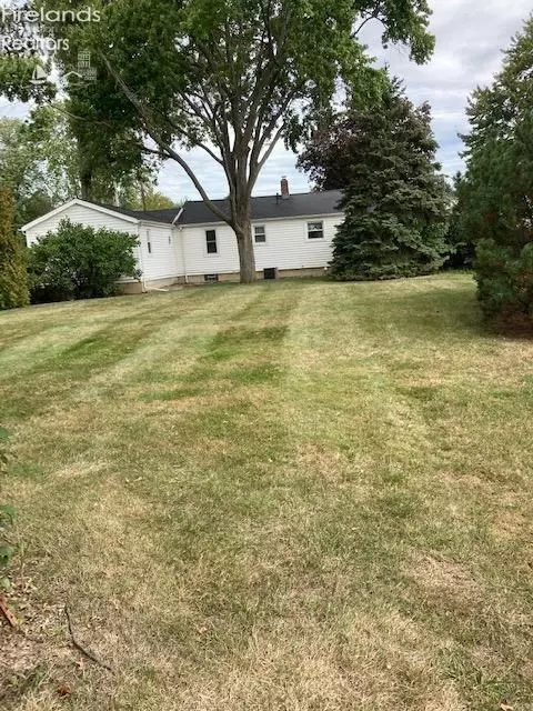 240 E Cherry St, Clyde, OH 43410 photo 4