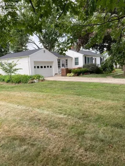 240 E Cherry St, Clyde, OH 43410 photo 3