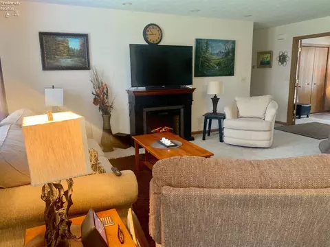 905 Armstrong St, Willard, OH 44890 photo 7