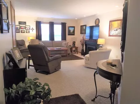 905 Armstrong St, Willard, OH 44890 photo 6