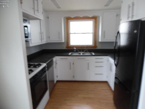 418 Dale St, Willard, OH 44890 photo 8