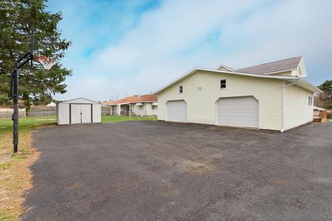 628 W Maple St, Clyde, OH 43410 photo 2