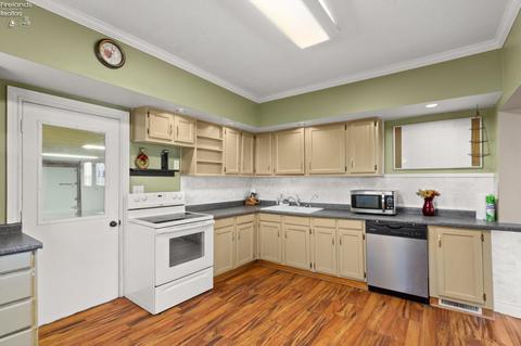 628 W Maple St, Clyde, OH 43410 photo 8