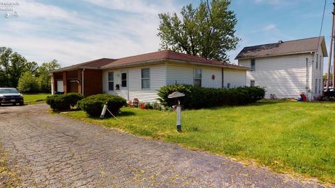 635 Pleasant St, Willard, OH 44890 photo 2