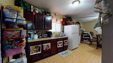 635 Pleasant St, Willard, OH 44890 photo 9
