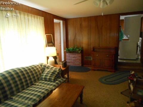 945 S Myrtle Ave, Willard, OH 44890 photo 2