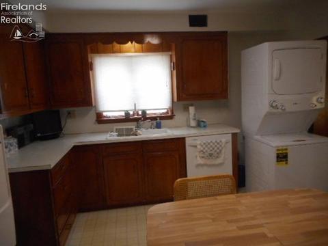 945 S Myrtle Ave, Willard, OH 44890 photo 4