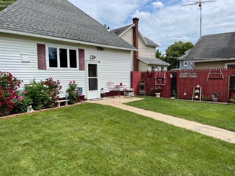 604 Clark St, Willard, OH 44890 photo 2