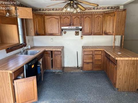41 Townsend St, Wakeman, OH 44889 photo 2