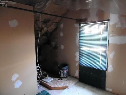 215 W Laurel St, Willard, OH 44890 photo 8