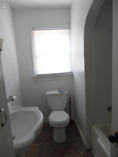 215 W Laurel St, Willard, OH 44890 photo 4