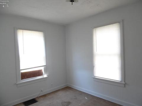 215 W Laurel St, Willard, OH 44890 photo 3