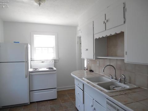 215 W Laurel St, Willard, OH 44890 photo 6