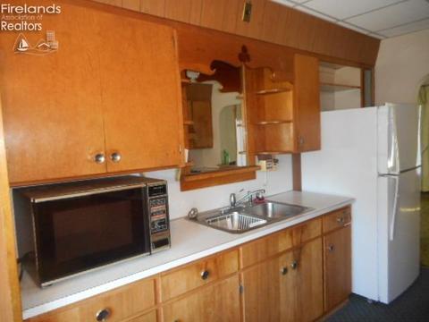 403 Maplewood St, Willard, OH 44890 photo 4