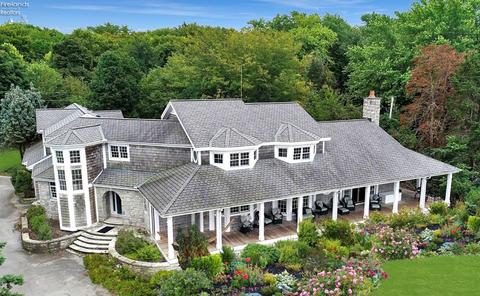 1002 Lakeshore, Kelleys Island, OH 43438