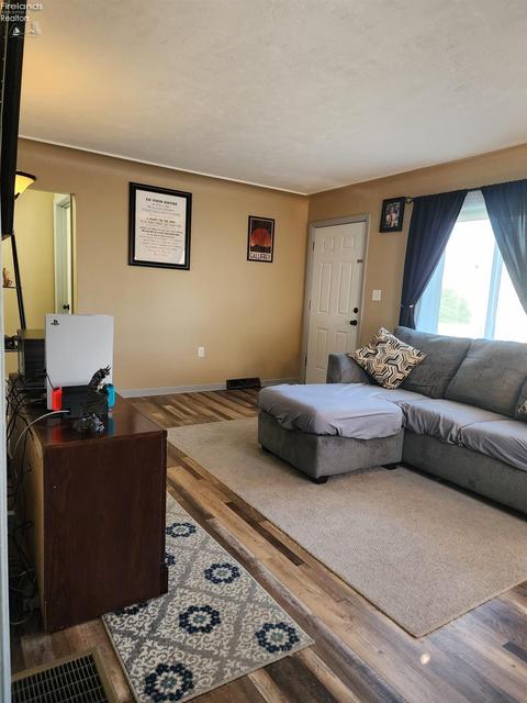 810 Euclid St, Willard, OH 44890 photo 3