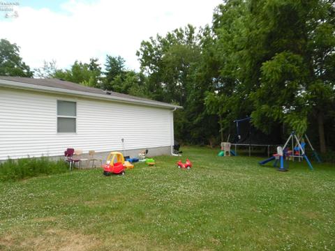 631 Pleasant St, Willard, OH 44890 photo 4