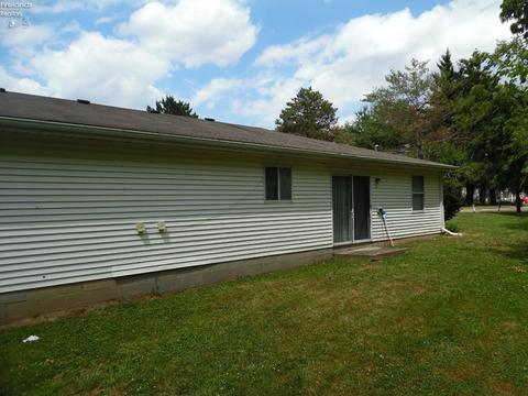 631 Pleasant St, Willard, OH 44890 photo 2