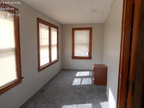 324 Maplewood St, Willard, OH 44890 photo 3