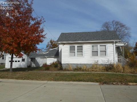 324 Maplewood St, Willard, OH 44890 photo 2