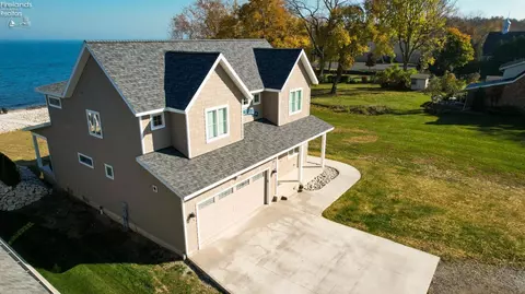 421 E Main St, Marblehead, OH 43440 photo 2