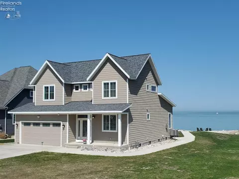 421 E Main St, Marblehead, OH 43440 photo 3