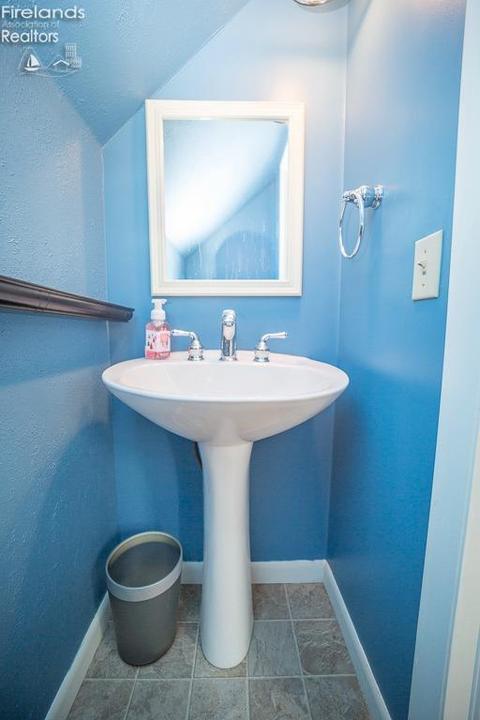 438 Cambridge Ave, Elyria, OH 44035 photo 13