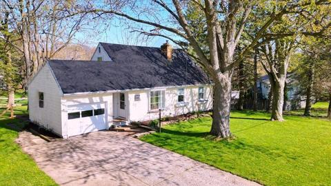 1240 Brookview Dr, Huron, OH 44839