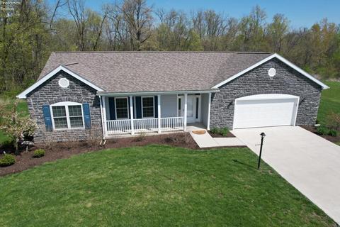 690 N Vineyard Cir, Port Clinton, OH 43452