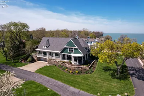 4586 E Cliff Rd, Port Clinton, OH 43452