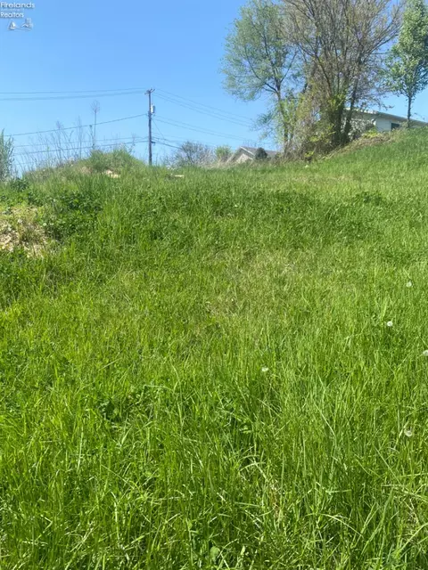 322 4th St, Fremont, OH 43420
