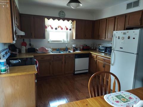 697 S Conwell Ave, Willard, OH 44890 photo 2