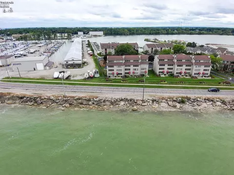 501 W Lakeshore Dr #B4, Port Clinton, OH 43452