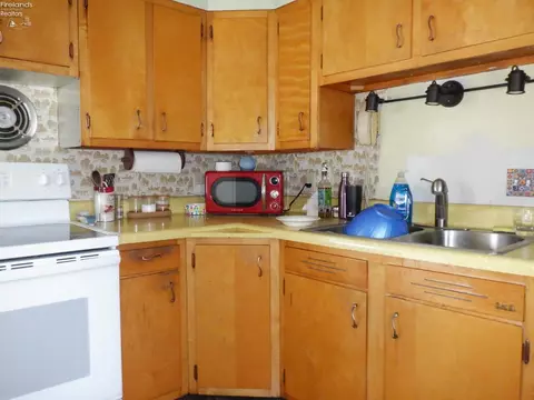 424 W Maple St, Willard, OH 44890 photo 8
