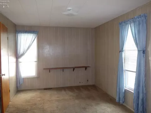 424 W Maple St, Willard, OH 44890 photo 9