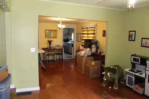 23 Maple St, Norwalk, OH 44857 photo 2