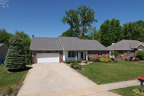 1104 Glendale Dr, Port Clinton, OH 43452