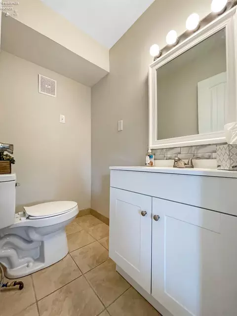 121 E Shawnee Trl, Sandusky, OH 44870 photo 17